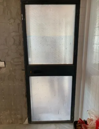 PUERTA DE HIERRO CRISTALES + MARCO + LLAVES