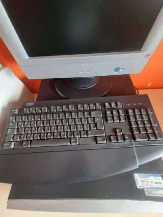 Ordenador con teclado y torre más impresora