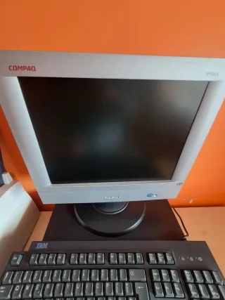 Ordenador con teclado y torre más impresora