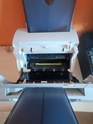 Ordenador con teclado y torre más impresora