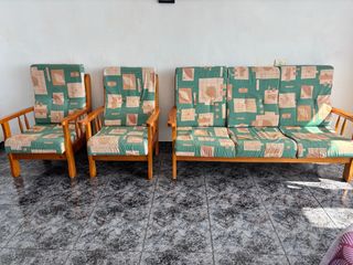 Sofá y sillones de madera y tela