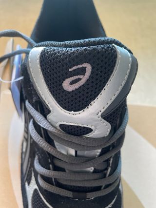 Zapatillas Asics negras y grises talla 42