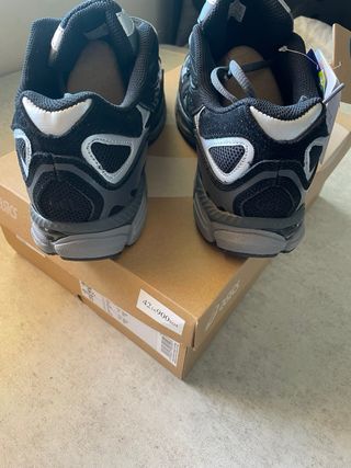 Zapatillas Asics negras y grises talla 42