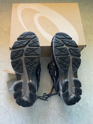 Zapatillas Asics negras y grises talla 42
