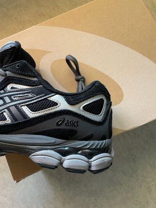 Zapatillas Asics negras y grises talla 42
