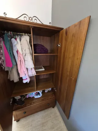 Estantería, cabezal cama, perchero madera y metal