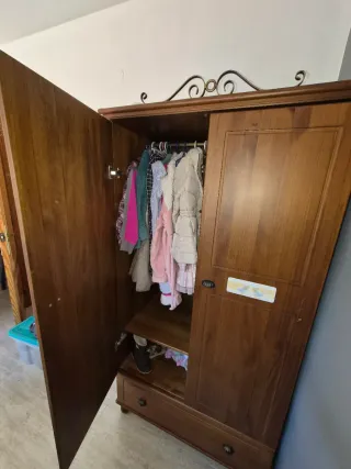 Estantería, cabezal cama, perchero madera y metal