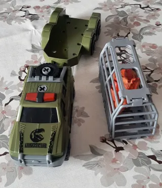 Camión y remolque con dinosaurio