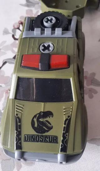 Camión y remolque con dinosaurio
