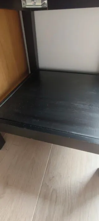 Mesa auxiliar de madera negra