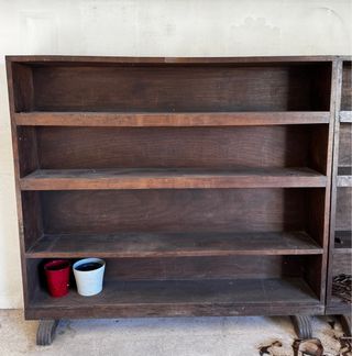 Estantería de madera oscura