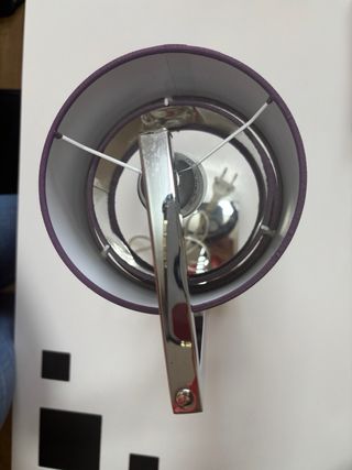 Lámparas de mesilla moradas y plateadas