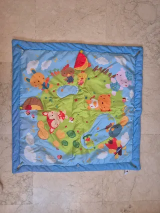 Parque infantil con arco de juegos