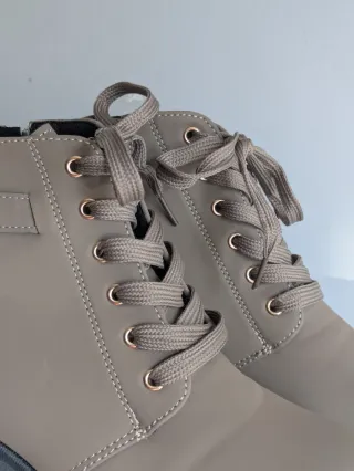 Botines grises con hebilla y cordones.