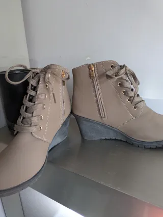 Botines grises con hebilla y cordones.