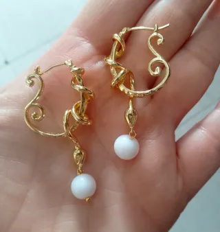 Orecchini serpenti dorati con agata bianche
