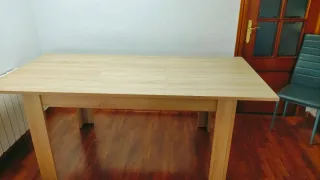 Mesa de salón de madera clara