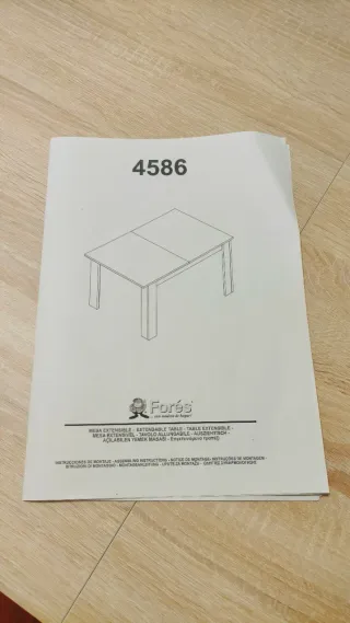 Mesa de salón de madera clara