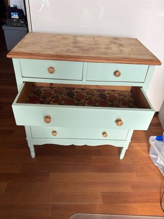 Cómoda de madera hecha a mano