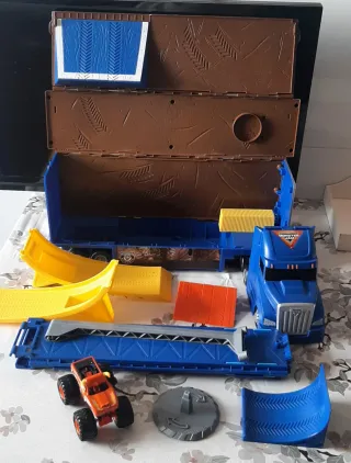 Camión Monster Jam con Rampa y Coche