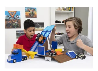 Camión Monster Jam con Rampa y Coche