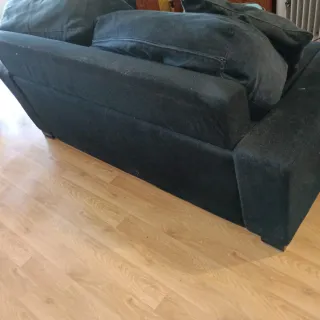 Sofá de tela gris oscuro