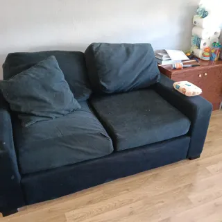 Sofá de tela gris oscuro