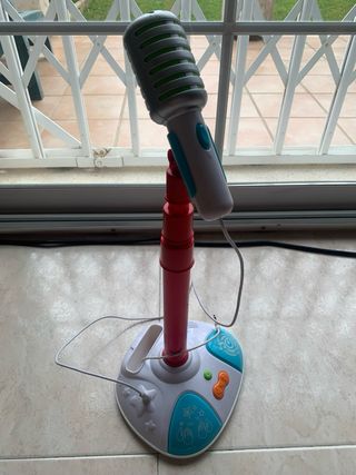 Guitarra y micrófono rockero para niños con pilas.