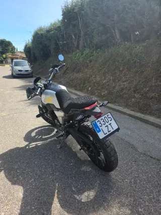 Zontes GK 125 X Plata y Negra