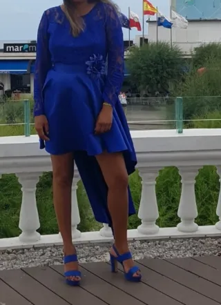 Vestido de ceremonia azul, con detalle de flor