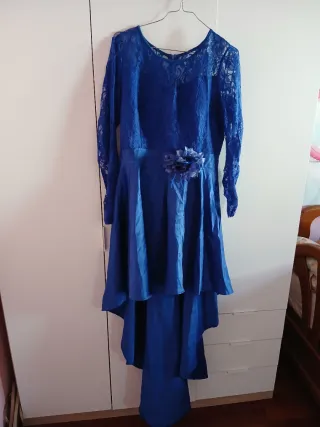 Vestido de ceremonia azul, con detalle de flor