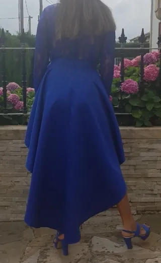 Vestido de ceremonia azul, con detalle de flor