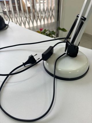 Lámpara de escritorio blanca y negra