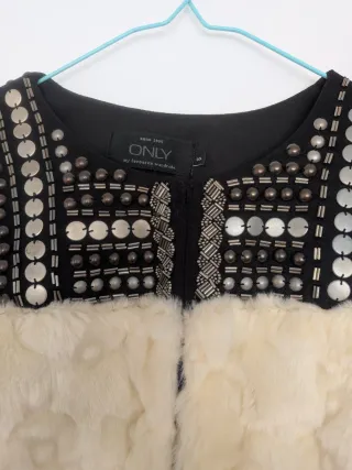 Chaqueta pelo sintético blanco, hombros abalorios