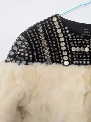 Chaqueta pelo sintético blanco, hombros abalorios