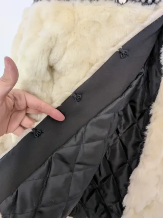 Chaqueta pelo sintético blanco, hombros abalorios