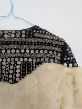 Chaqueta pelo sintético blanco, hombros abalorios