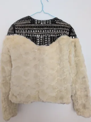 Chaqueta pelo sintético blanco, hombros abalorios