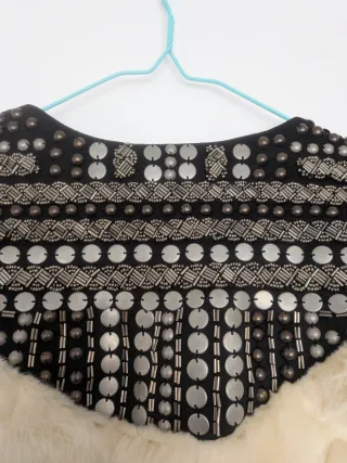 Chaqueta pelo sintético blanco, hombros abalorios