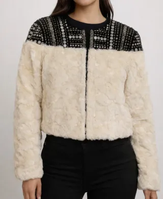 Chaqueta pelo sintético blanco, hombros abalorios