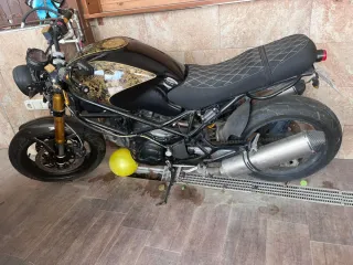 Ducati 620 Naked Negra y Dorada