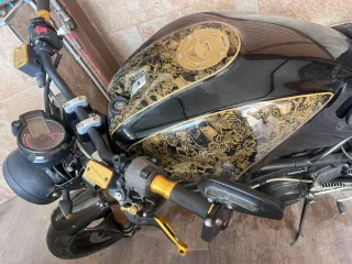 Ducati 620 Naked Negra y Dorada