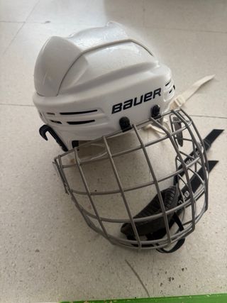 Attrezzatura hockey su rotelle: casco, bastoni, protezioni