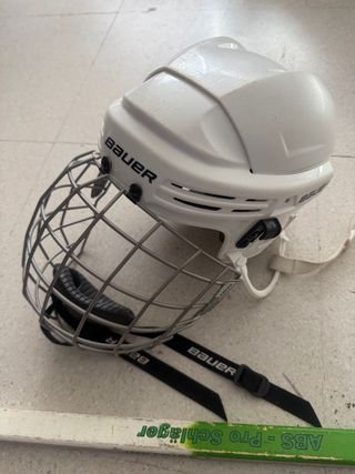 Attrezzatura hockey su rotelle: casco, bastoni, protezioni