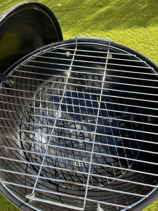 Barbacoa de carbón con tapa y ruedas