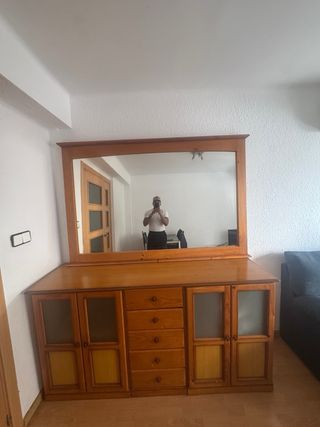 Mueble de salón con espejo
