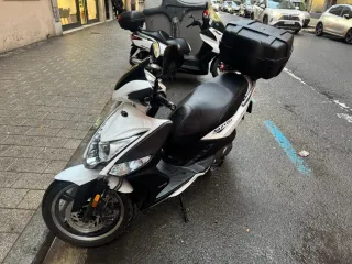 Moto Scooter Negra y Blanca