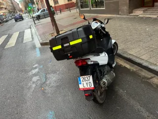 Moto Scooter Negra y Blanca