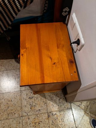 Mesita de noche de madera