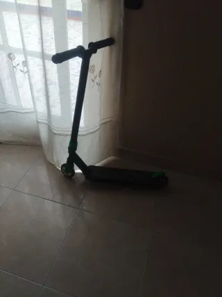 Patinete infantil negro y verde
